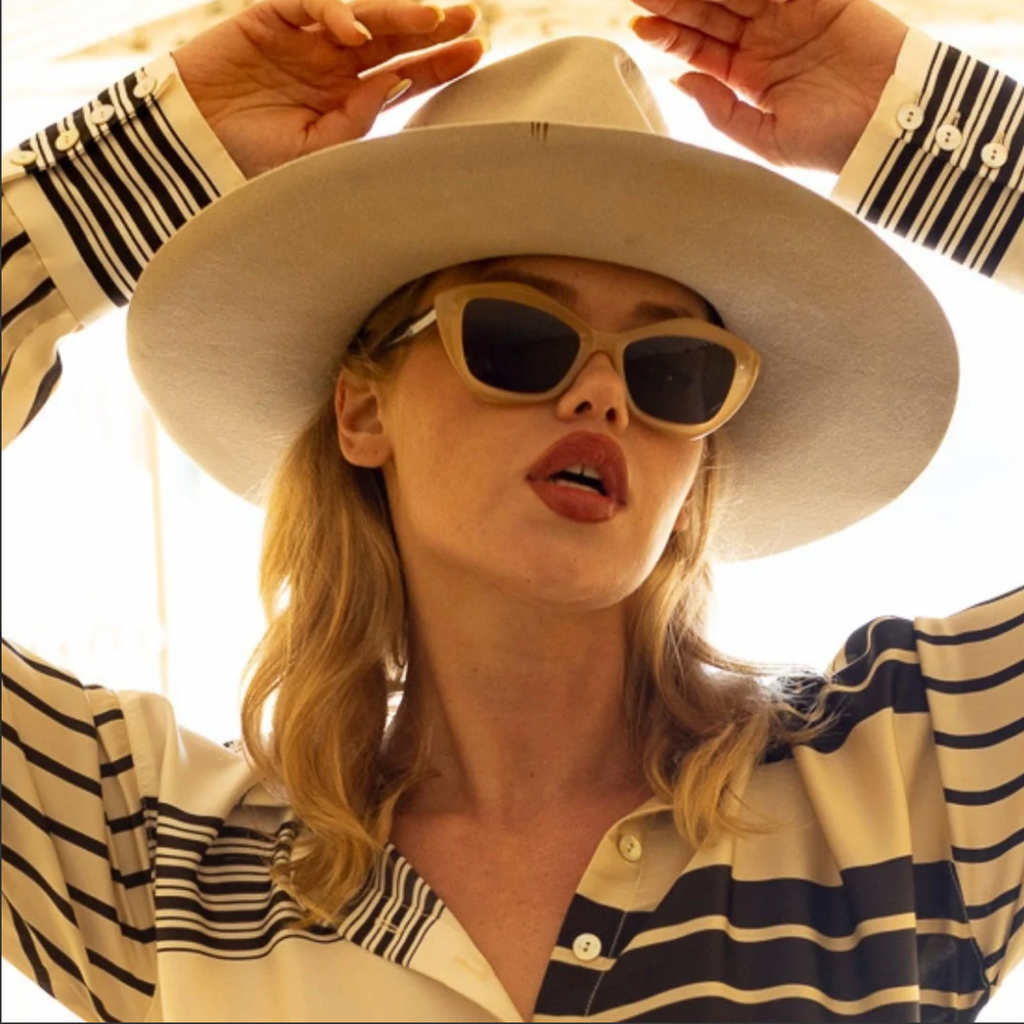 Childe Infinite Gloss Ivory Tort Blue Bio Lens