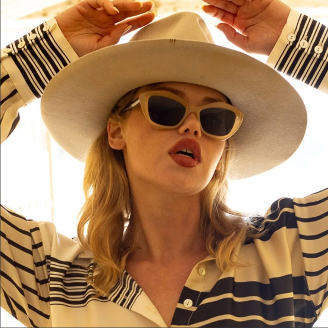 Childe Infinite Gloss Ivory Tort Blue Bio Lens